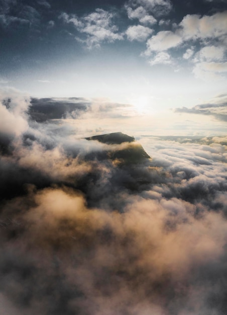 Céu nublado sobre fundo de montanhas