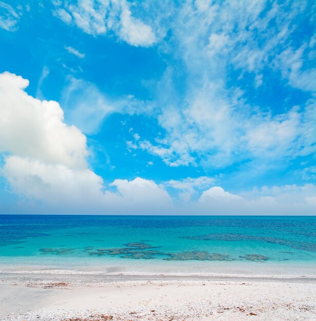 Céu nublado sobre o mar azul de Stintino