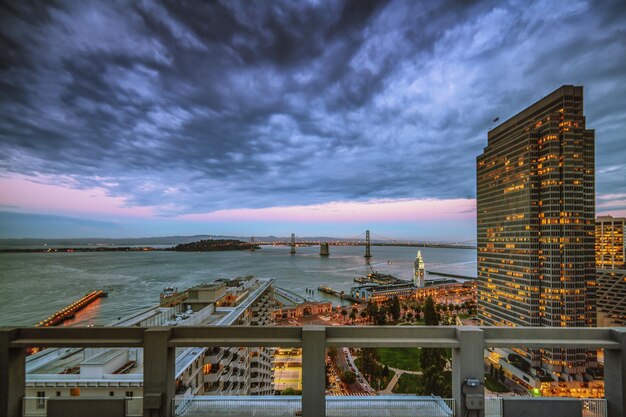 Foto céu nublado sobre o mar