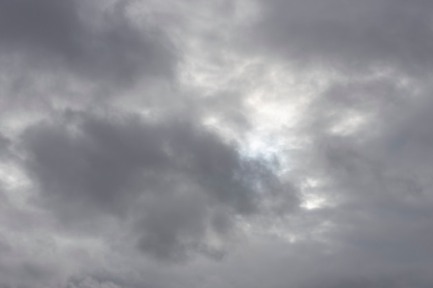 Céu nublado. tempo sombrio. nuvens cinzentas. Foto de alta qualidade