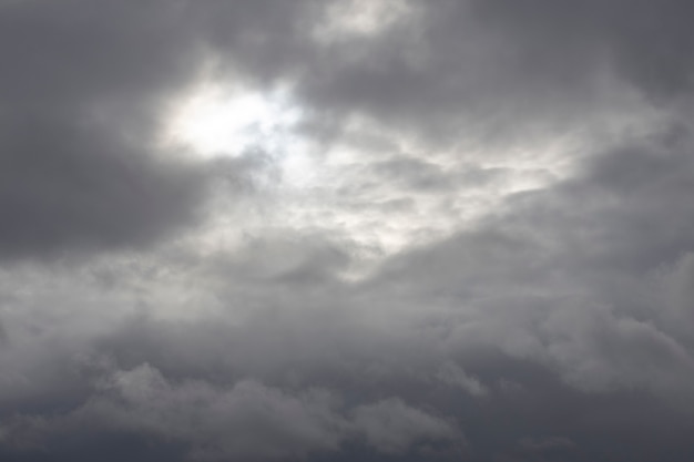 Céu nublado. tempo sombrio. nuvens cinzentas. Foto de alta qualidade