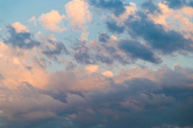 Céu nublado vazio de laranja a azul com raios solares durante o pôr do sol