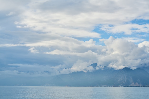 Céu, nuvens e fundo do mar