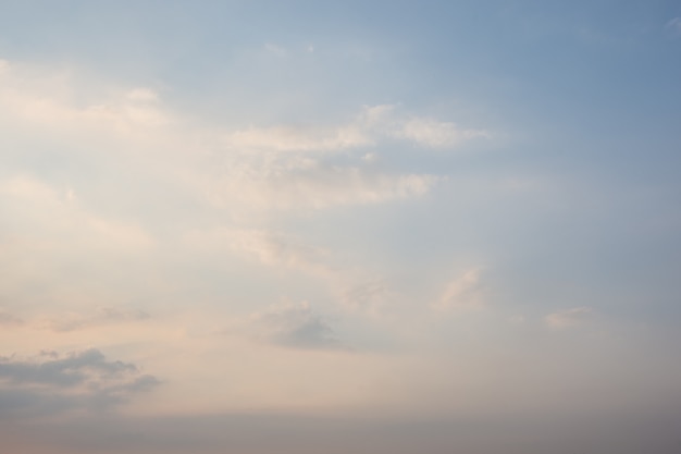 Céu, nuvens e sol