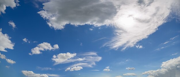 Céu panorâmico e nuvens à noite