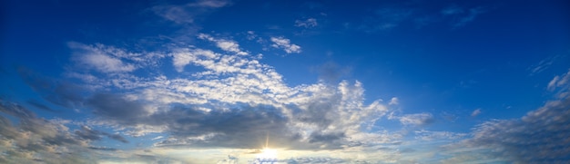 Céu panorâmico e nuvens à noite