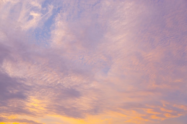 Céu pastel em tons de rosa, roxo e azul