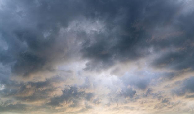 Céu pesado nublado com nuvens pesadas cinzentas Tempestade de ciclone de tufão de mau tempo