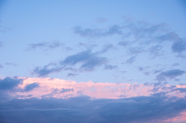 Céu pôr do sol rosa abstrato e fundo de nuvens azuis escuras com desfoque de movimento Céu rosa azul brilhante