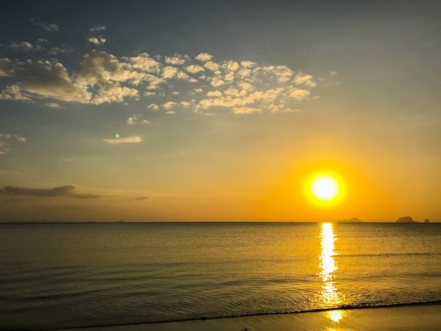 Céu, praia, e, a, bote, antes de, pôr do sol, fundo