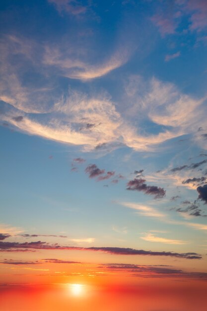 Foto céu real fundo de luz nuvens cirrus no céu azul durante o pôr do sol do amanhecer com sol real sem pássaros vertical fundo natural