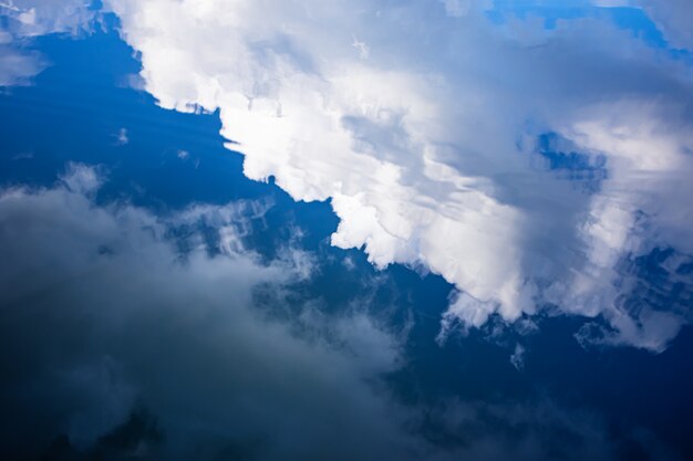 Céu refletindo na superfície calma da água