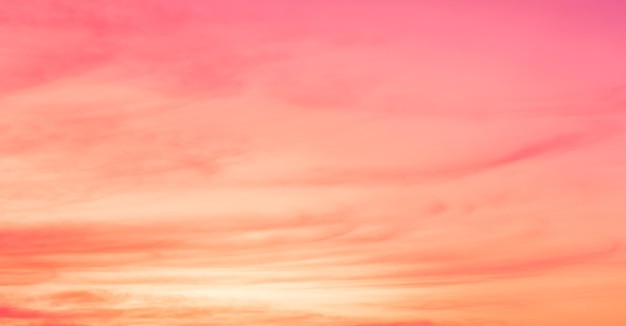 Céu rosa romântico e amarelo laranja à noite no fundo da natureza da temporada de verão