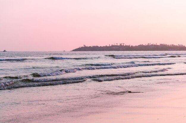 Céu rosa sobre o mar com ondas