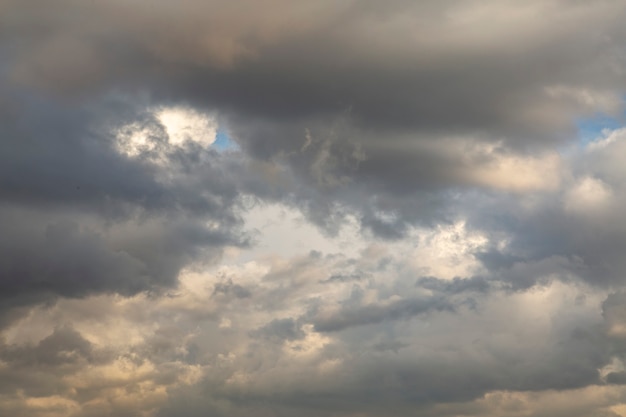 Céu sombrio com nuvens cinzentas Clima chuvoso Fundo de nuvens com espaço de cópia