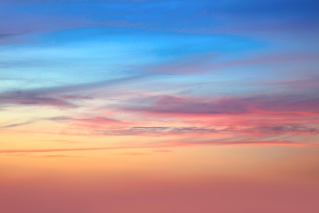 Céu suave ao pôr do sol ou nascer do sol com nuvens pastel reais cores naturais céu real