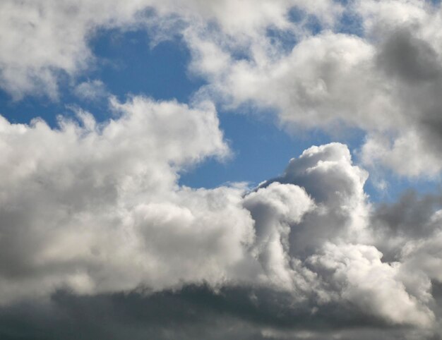 Céu tempestuoso com nuvens brancas e cinzentas em fundo