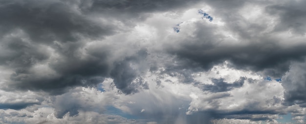 Céu tempestuoso com nuvens cinzentas antes da chuva