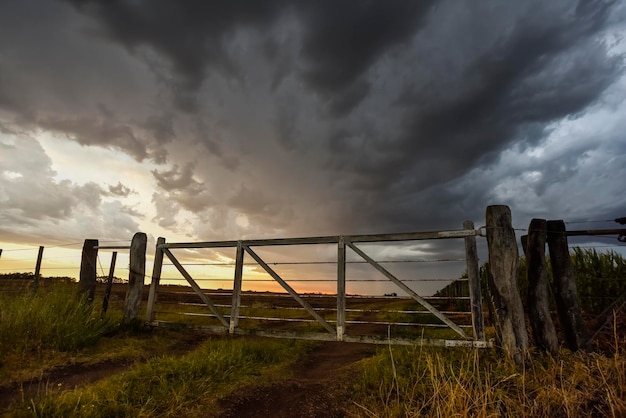 Céu tempestuoso devido à chuva no campo argentino La Pampa província Patagônia Argentina