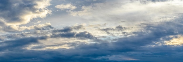 Céu tempestuoso escuro durante o pôr do sol, os raios do sol penetram nas nuvens escuras