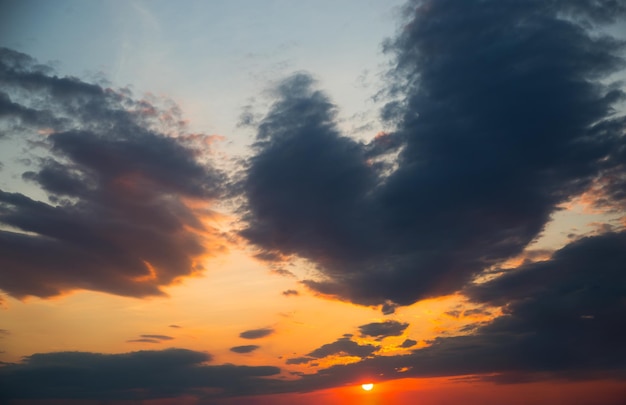 Céu tempestuoso escuro Nuvens sombrias Tempo nublado