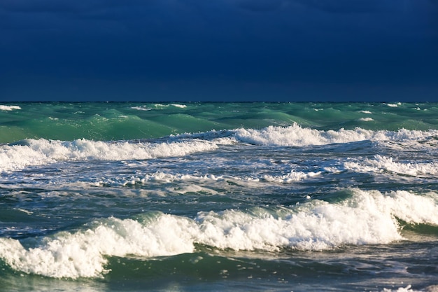 Céu tempestuoso sobre o oceano