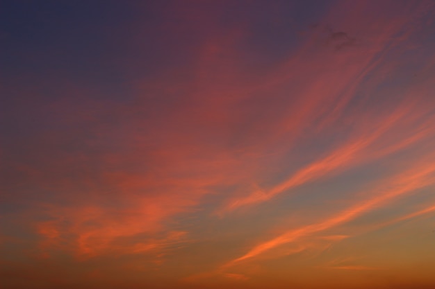 Céu vermelho ao pôr do sol