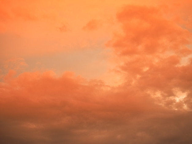 Céu vermelho ao pôr do sol