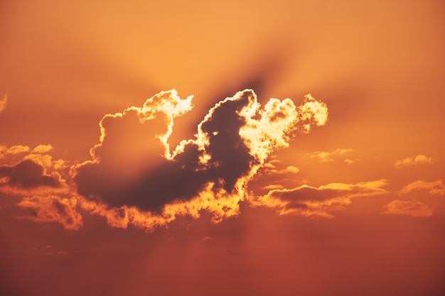 Céu vermelho iluminado pelo sol e nuvem de fundo natural de nuvens