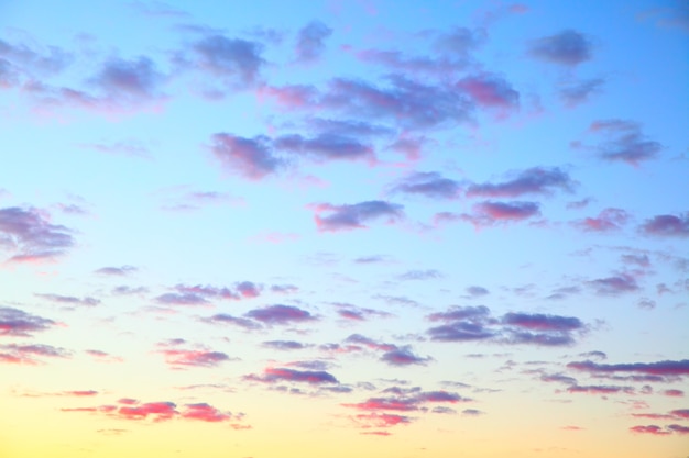 Foto céu vívido com nuvens antes do nascer do sol, pode ser usado como plano de fundo