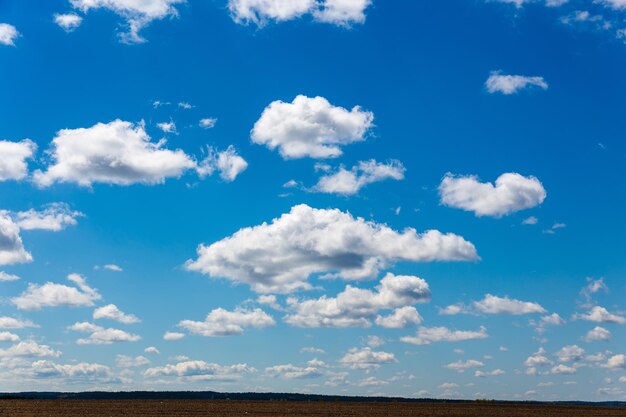 Céus azuis profundos com fundo de nuvens brancas acima da linha do horizonte