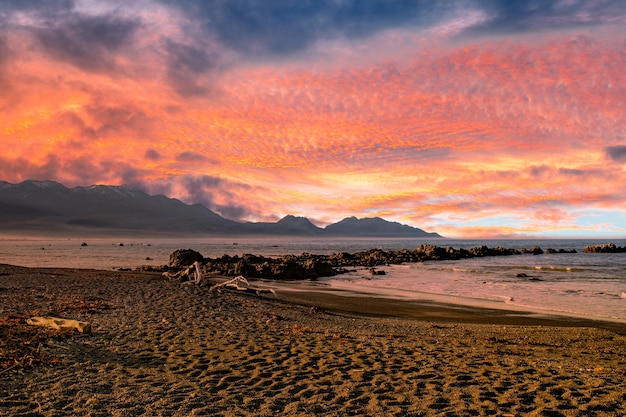 Céus com nuvens coloridas e vibrantes na costa de kaikoura