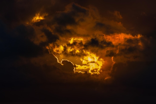 Céus com nuvens espetaculares e raios de sol anaranjados