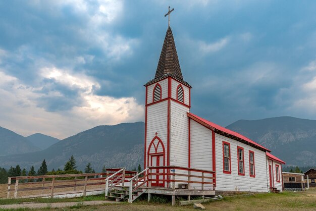 Céus sombrios sobre uma igreja católica romana nos arredores de invermere bc