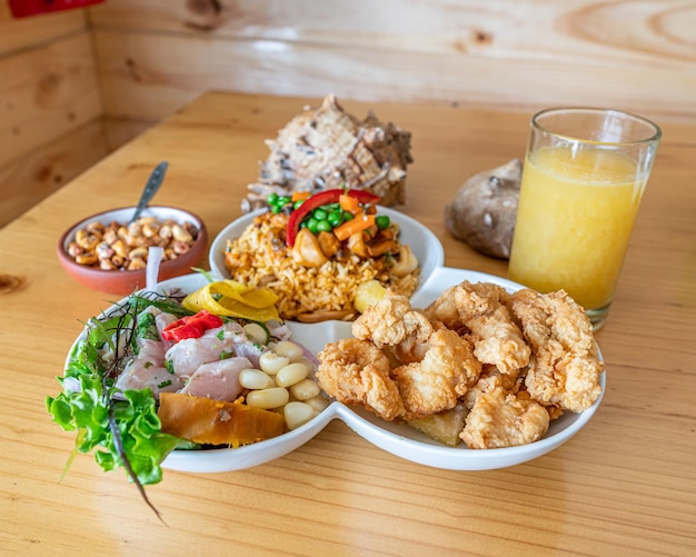 Ceviche con arroz de mariscos y chicharron de pescado comida peruana trio de mariscos