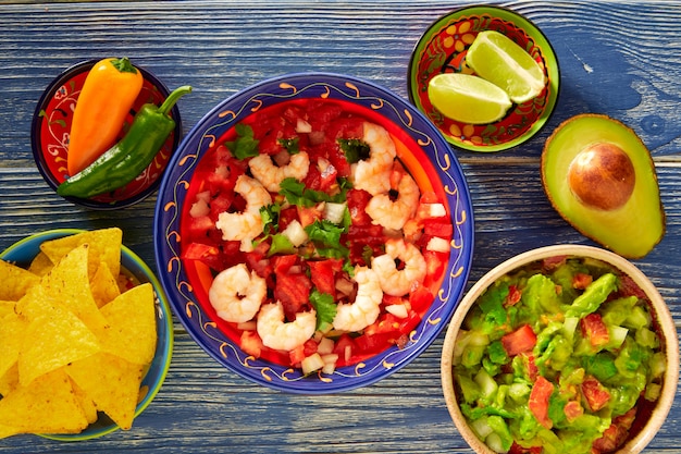 Ceviche de camaron con nachos de camarón y guacamole.