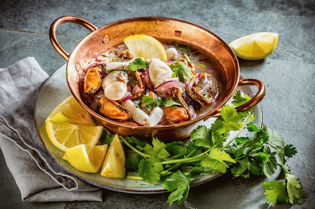 Ceviche com frutos do mar e limão