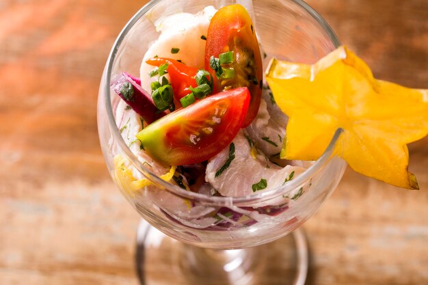 Ceviche. Comida peruana. Pescado crudo marinado en jugo de lima.