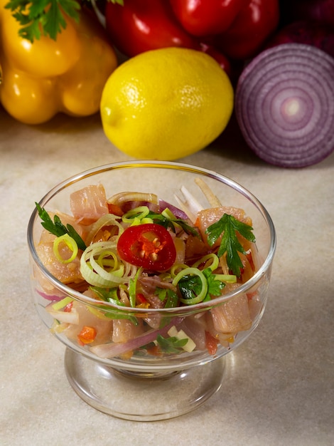 Foto ceviche de frutos do mar, prato típico do peru.