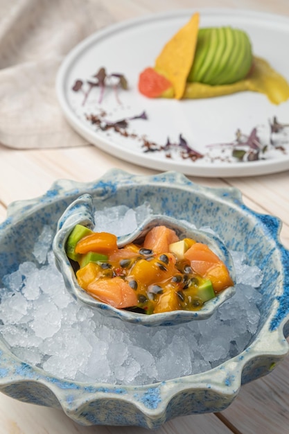 Ceviche de salmão com avacado e molho de maracujá