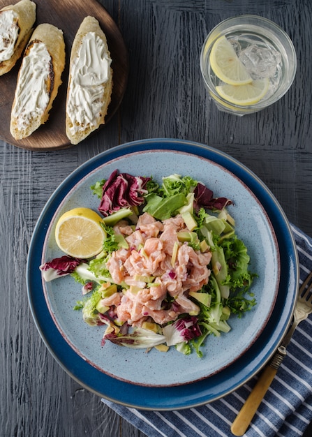 Ceviche ist ein traditionelles Gericht aus Peru. In Zitrone marinierter Lachs mit frischem Salat, Avocado und Zwiebeln