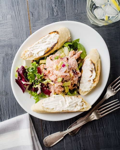 Ceviche ist ein traditionelles Gericht aus Peru. In Zitrone marinierter Lachs mit frischem Salat, Avocado und Zwiebeln