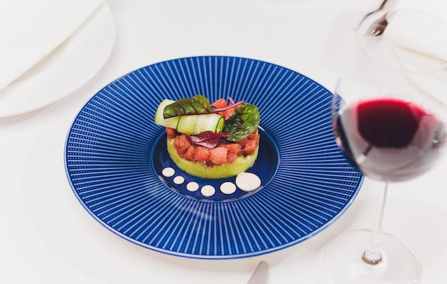 Foto ceviche de lubina y salmón con verduras cortadas finamente