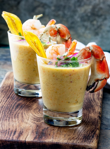 Ceviche peruano com ervas em copos