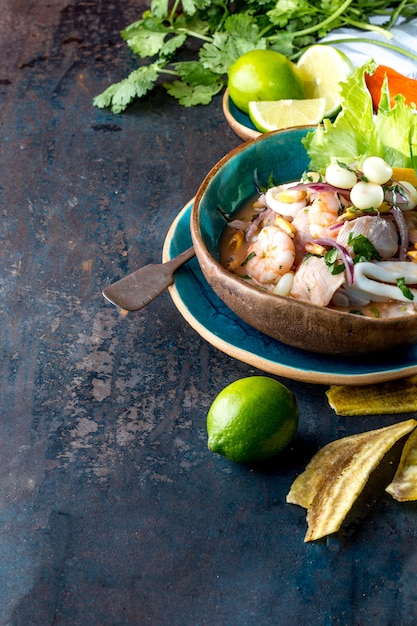 Ceviche peruano de frutos do mar e peixe com milho