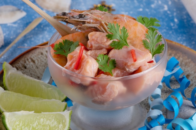 Ceviche peruano en un recipiente de vidrio, enfoque selectivo.