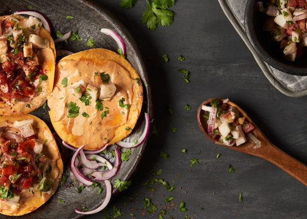 Ceviche de pescado crudo con tostadas