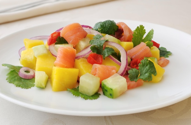 Ceviche de salmón noruego con mango y cilantro