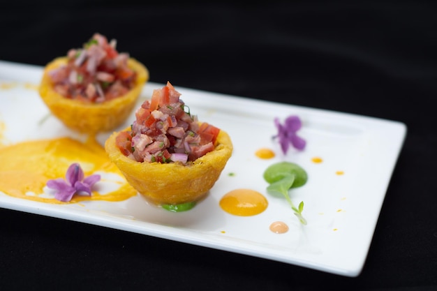 ceviche servido en ollas de elote