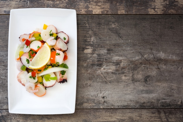 Foto ceviche tradicional de mariscos del perú en el espacio de copia de mesa de madera